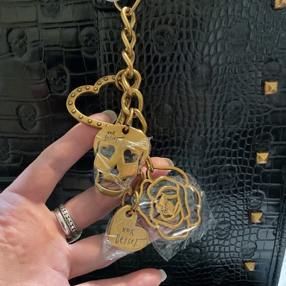 Betsy Johnson NWT croc & skull embossed, 7 inch detachable key chain - Picture 3 of 7